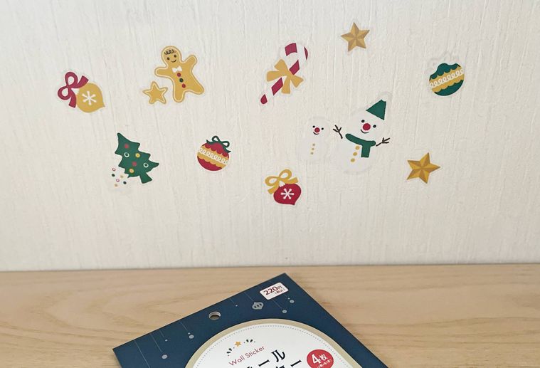 壁をクリスマスのステッカーで装飾
