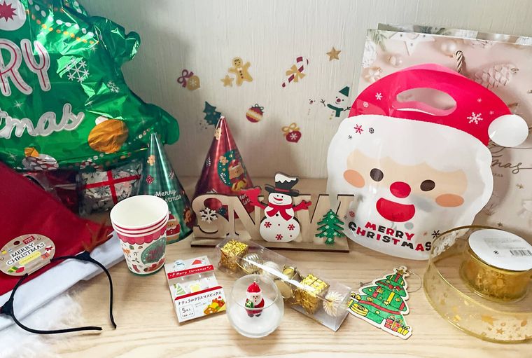 キャンドゥのクリスマスグッズをテーブルに並べた写真