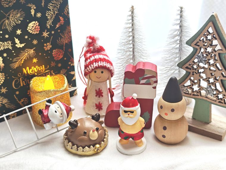 セリアのクリスマスグッズが並んでいる