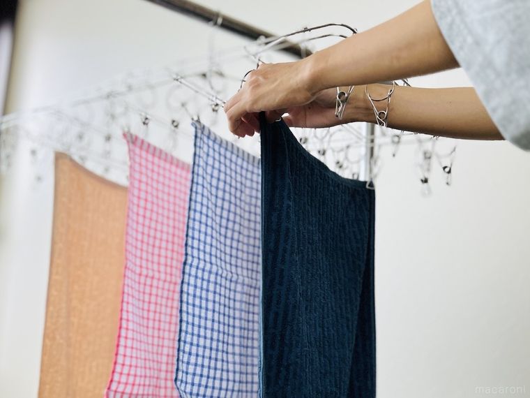 ピンチハンガーにタオルを干している様子