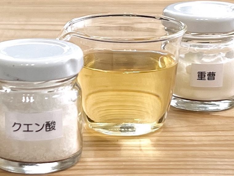 テーブルの上にクエン酸、酢、重曹を並べた様子