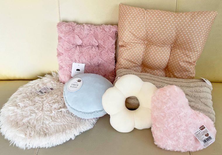 ソファの上にセリアのクッションを並べた写真