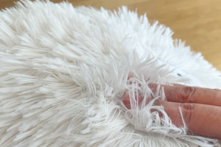 クッションの手触りを確認しているところ