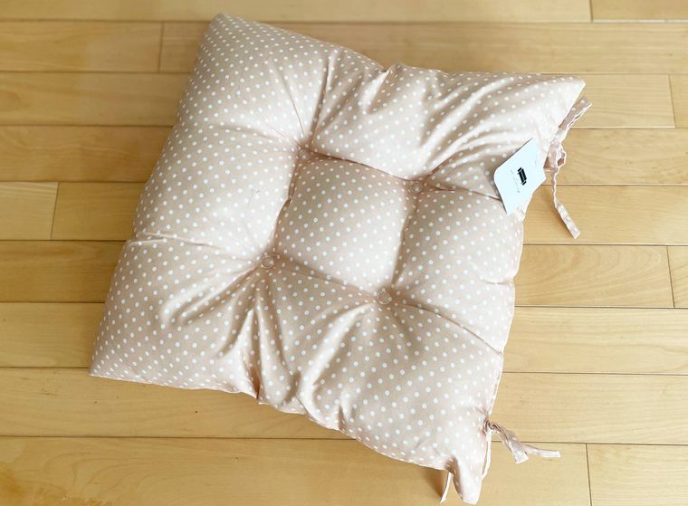 セリアの角型クッション ミニドット