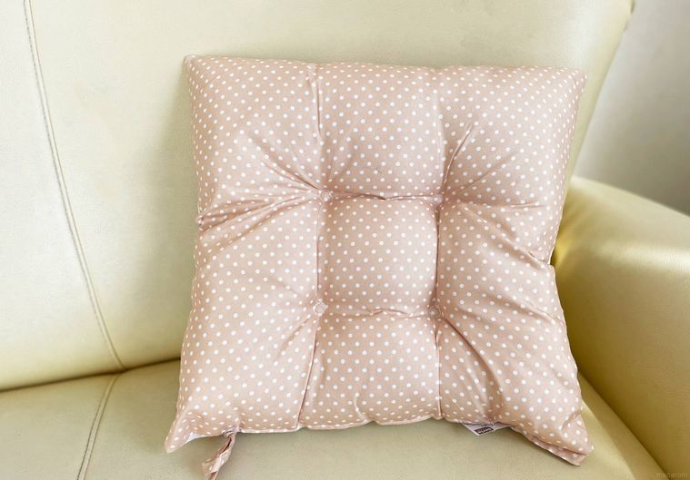 ソファに置かれた水玉柄のクッション