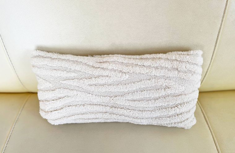 ソファに置かれたレクタングルクッション