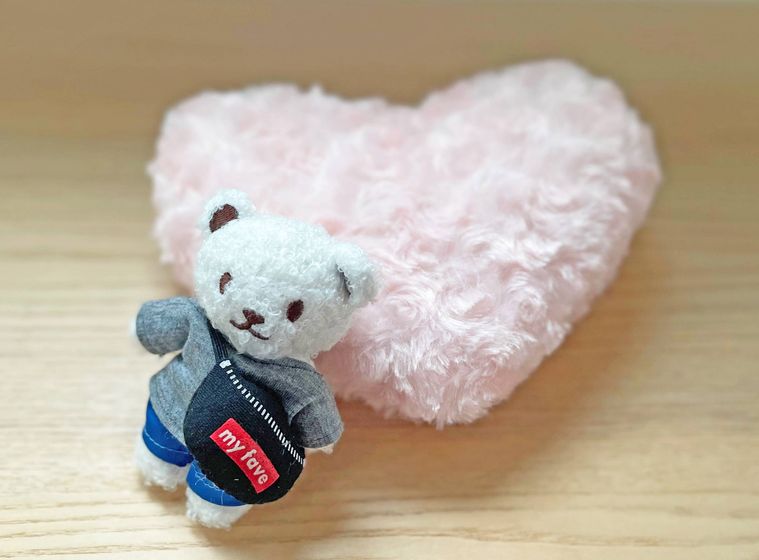 ハート型のクッションとクマのぬいぐるみ