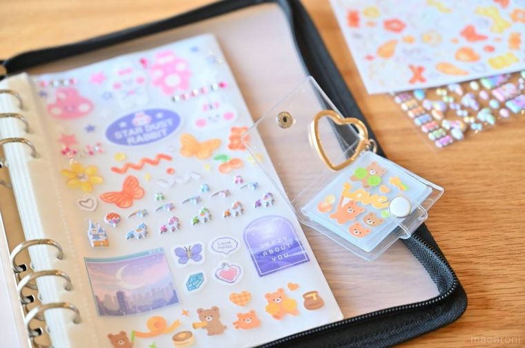 手作りのシール帳とミニサイズのシール帳