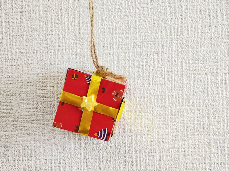 工作初心者でも作りやすいプレゼントボックスが壁に飾られている状態