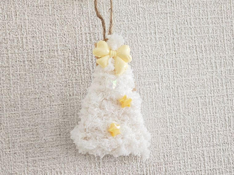 子どもと簡単に楽しめるホワイトツリーを壁に飾っている状態