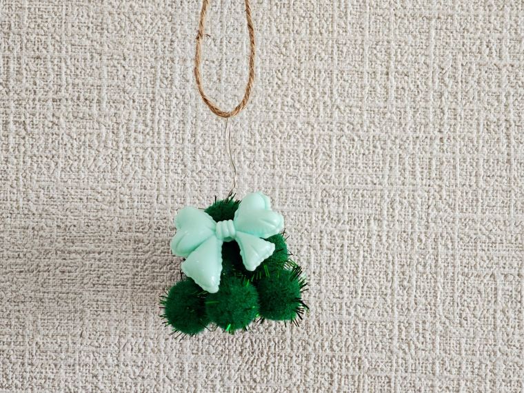 ポンポンで作る小物サイズのツリーが壁に飾られている状態