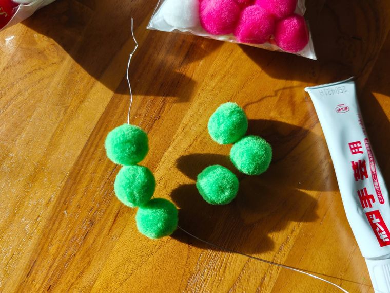 ポンポンをワイヤーで通している様子