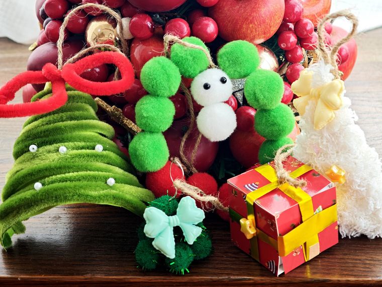 100均で作ったクリスマス飾りが棚に置いてある状態