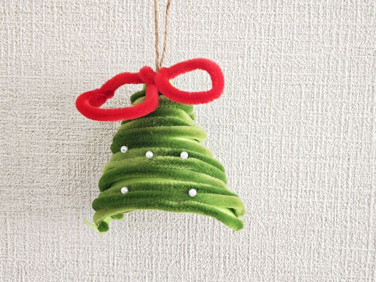 モールで作るクリスマスツリーを壁に飾っている状態