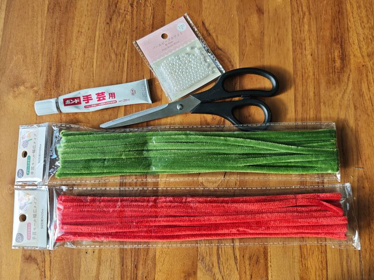 モールで作るクリスマスツリーに必要な道具が机の上にある