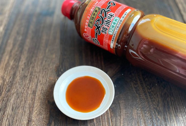 小皿に取り分けたラーメンスープ