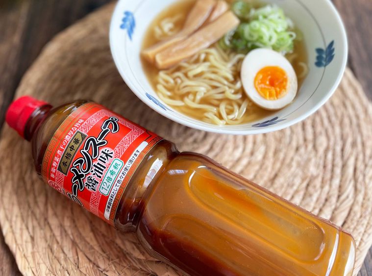 ラーメンスープのボトルと醤油ラーメン
