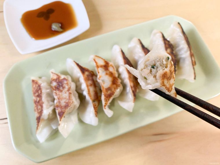 焼いて盛り付けたロピア博多ひとくち肉餃子