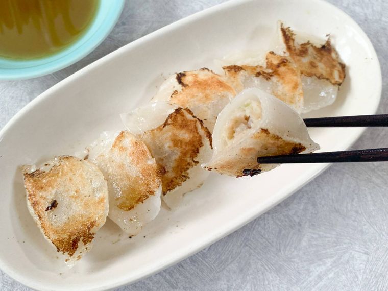 焼いて盛り付けたロピアもちっとぷるぷる水餃子