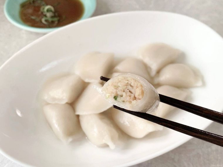 ゆでて盛り付けたロピアもちっとぷるぷる水餃子