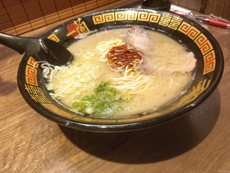 提供されたばかりの天然とんこつラーメン