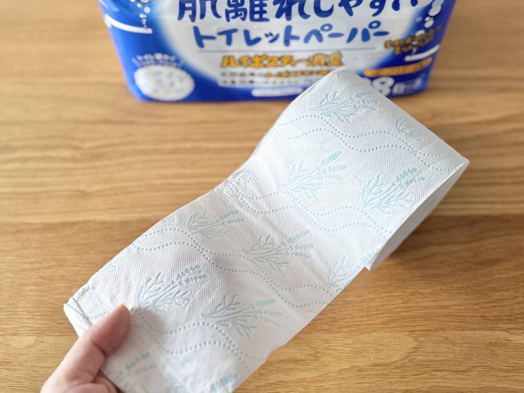 やわらかい厚みで肌離れしやすいトイレットペーパーを広げた様子