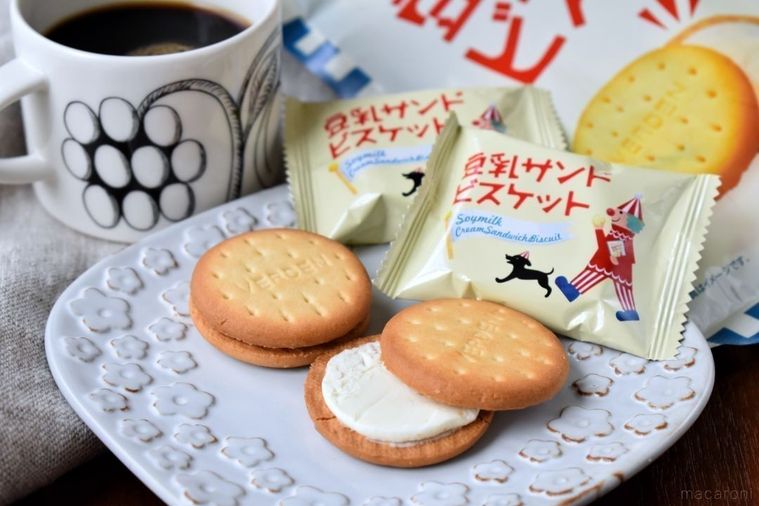 皿に並べたビスケット、個包装、パッケージ