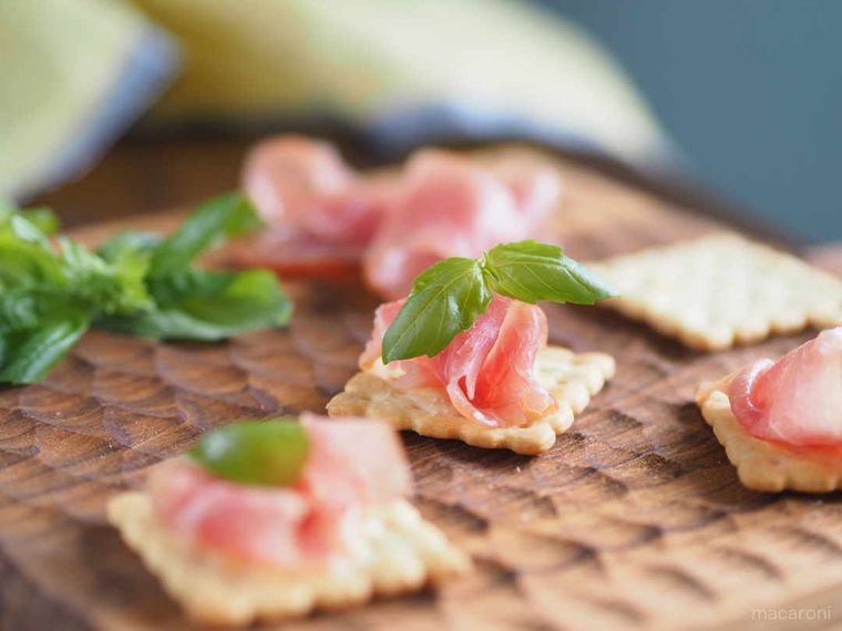 生ハムをのせたクラッカー