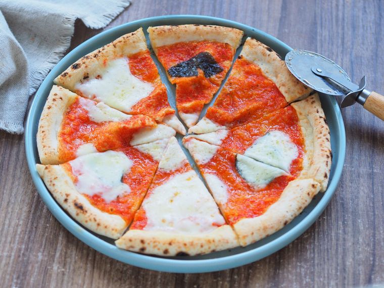 カットされたピッツアマルゲリータ