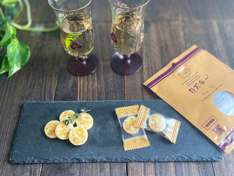 カズチーとワイングラスを並べた写真