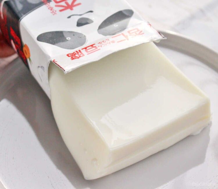 パンダ杏仁豆腐の中身を出している様子
