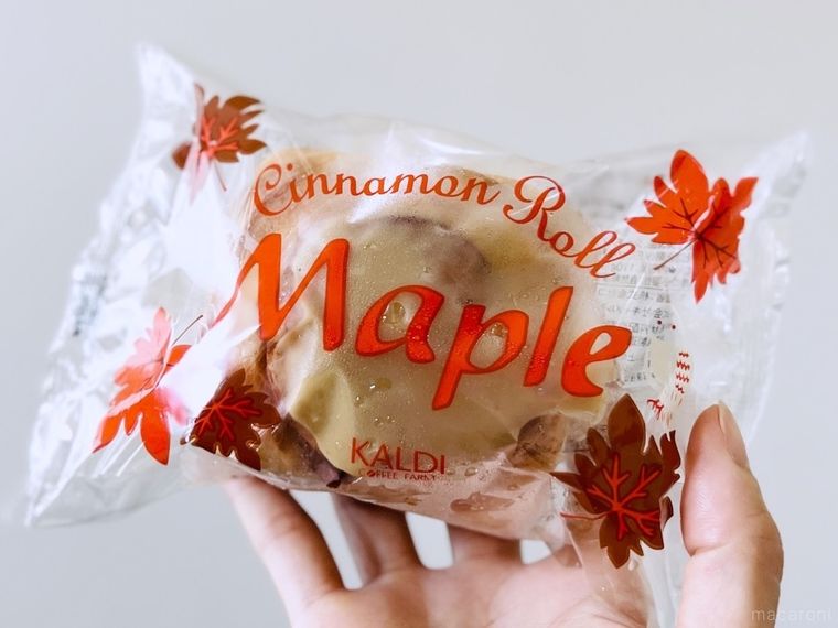 カルディのシナモンロールメープルを手で持っている様子
