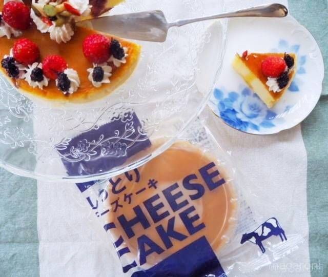 シンプルなチーズケーキときれいにデコレーションされたチーズケーキ