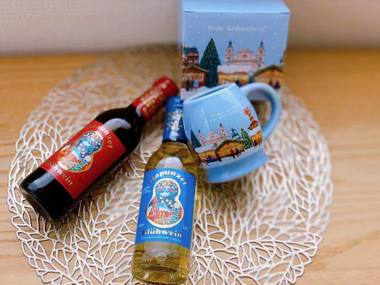 カルディのホットワインがテーブルに並ぶ