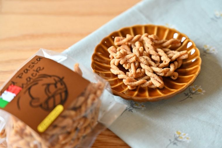 茶色い小皿に出したカルディフライドパスタスナック ブラックペッパー味