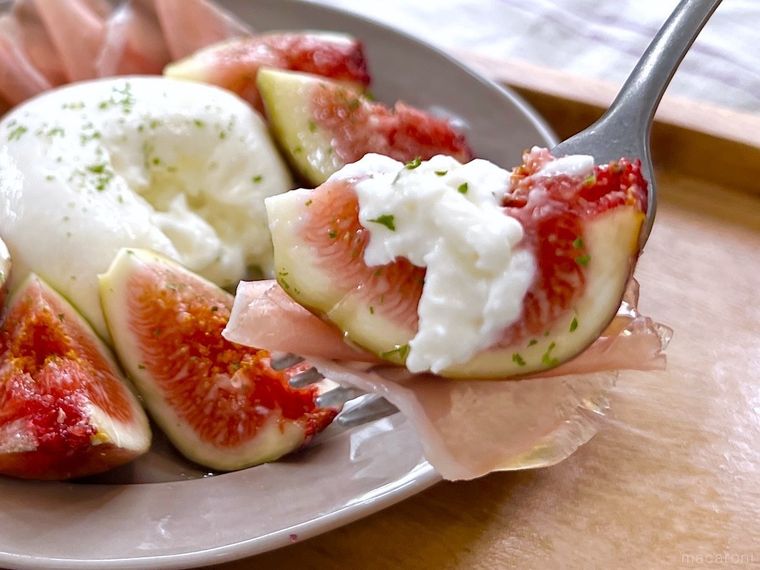 カルディのイタリア ブッラータ、生ハム、いちじくをフォークですくった様子