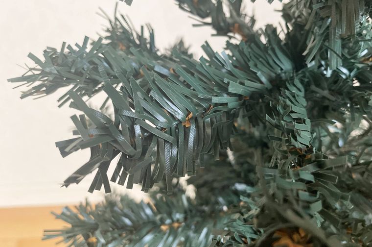 ダイソーのクリスマスツリーの葉っぱをアップで撮影