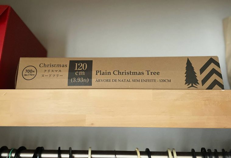 クローゼットの棚に収納したクリスマスツリー