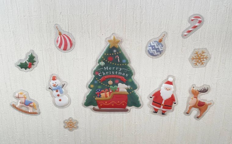 白い壁に貼ったぷっくりクリアステッカー