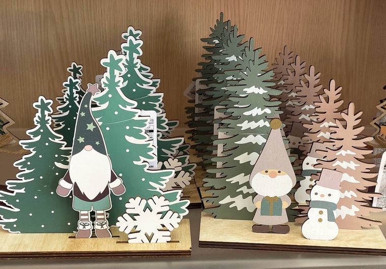 ダイソーのウッドオブジェサンタ