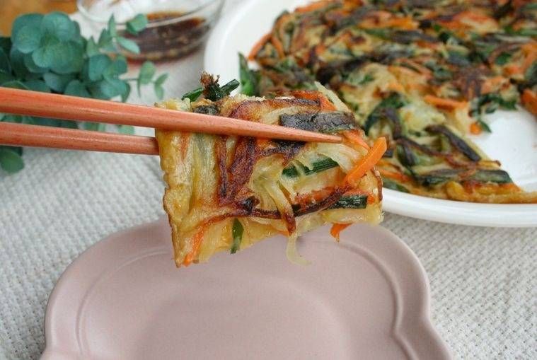 野菜チヂミを箸上げする様子