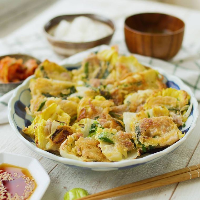 白色の皿に盛られた豚バラ肉と白菜のチヂミ