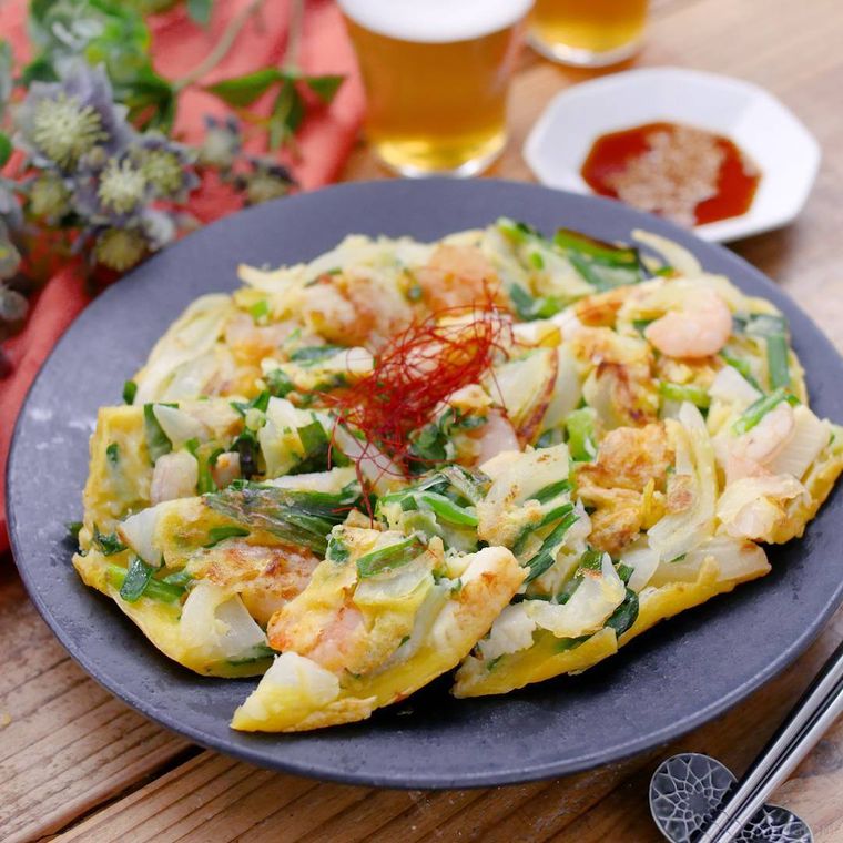 青色の丸皿に盛られた海鮮チヂミ