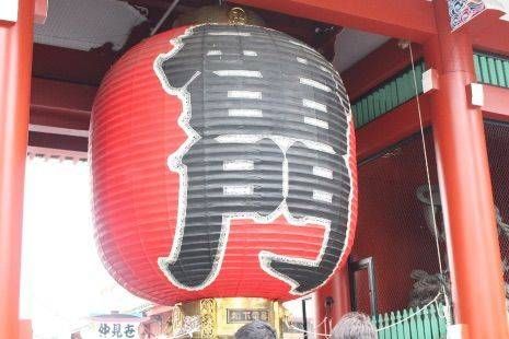 赤い大きな提灯の雷門