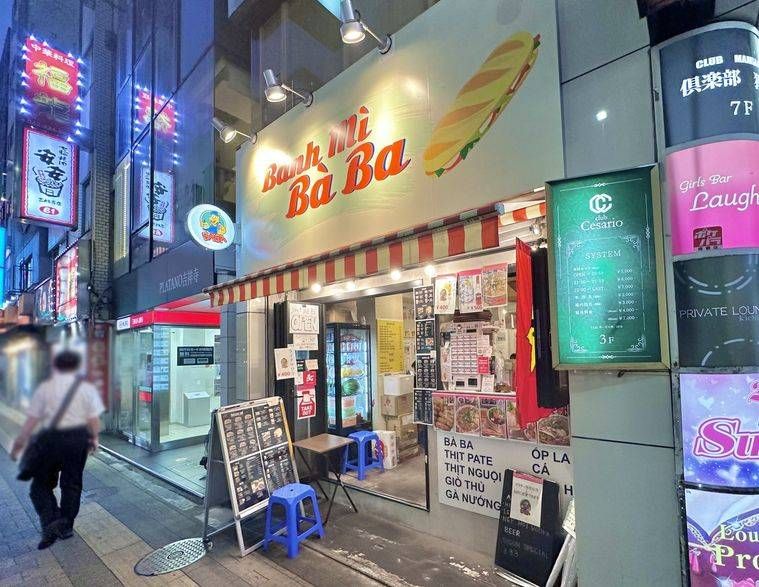 赤と白の装飾がおしゃれなバインミーのお店