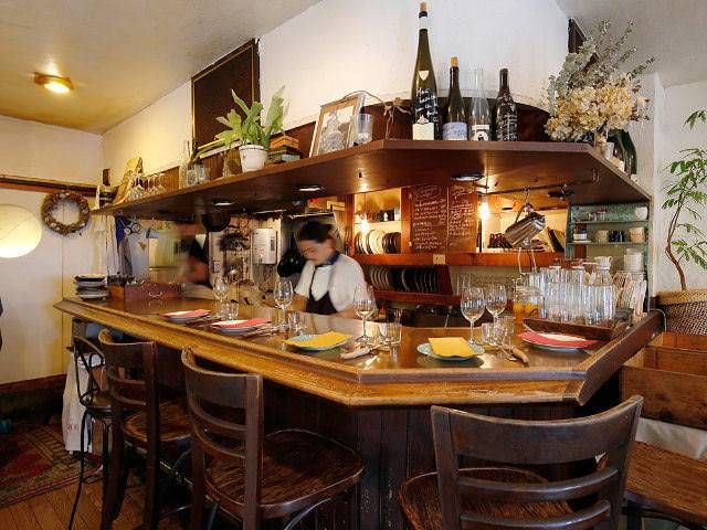 大人ナチュラルな雰囲気のカウンターがあるバー