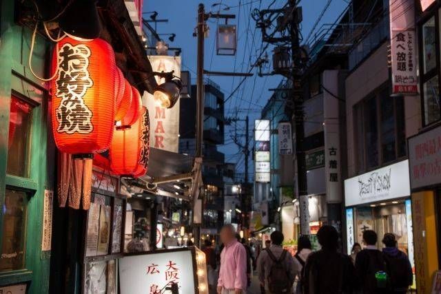 赤ちょうちんや白い看板が並ぶ飲み屋街