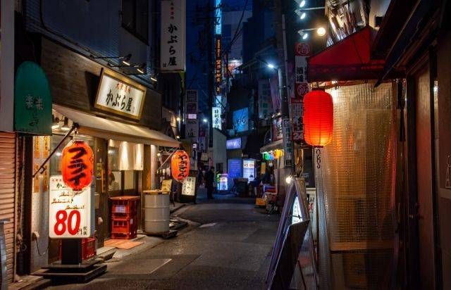 赤ちょうちんが目を引くレトロな居酒屋が並ぶ横丁