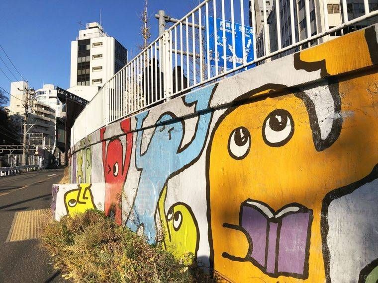 色鮮やかなアートが描かれた壁