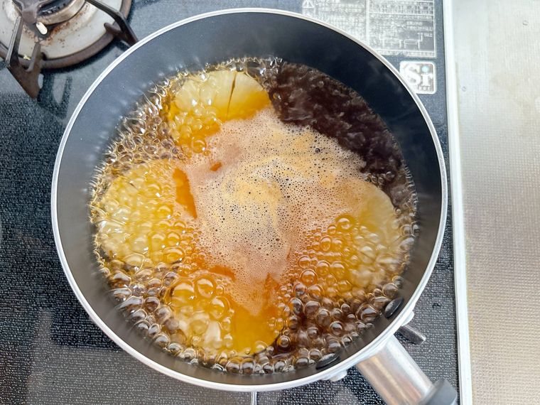 大根をぐつぐつ煮立てる様子